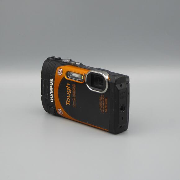 Olympus Stylus Tough TG-860 Digital Camera | 16MP | Flip screen - Picture 3 of 6